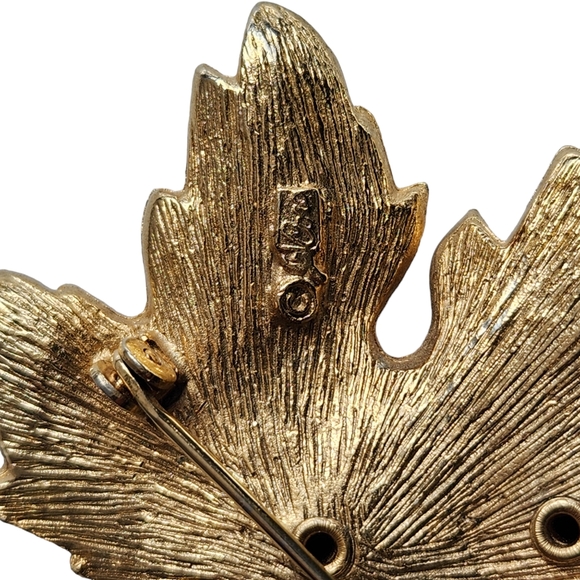 Coro Pegasus Leaf Brooch Pin 2" x 2 1/2" - Picture 6 of 8